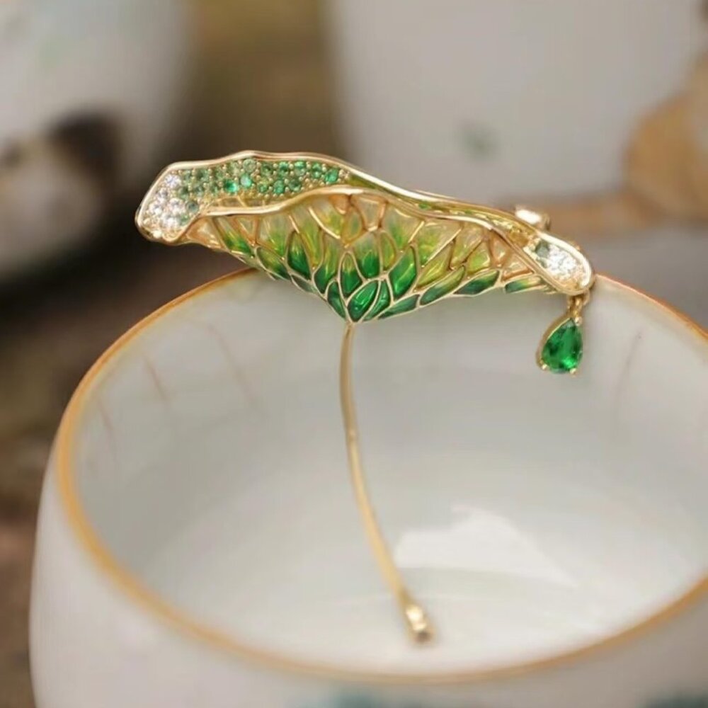 🍃 Exquisite Gold-Tone Lotus Leaf Brooch Pin w/ Emerald Crystal Drop 🍃